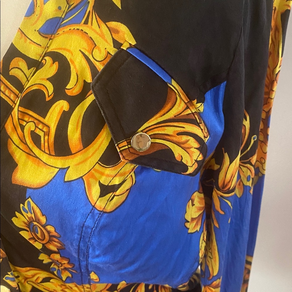 Cache size small silk and spandex long sleeve snap closure top - Picture 3 of 10